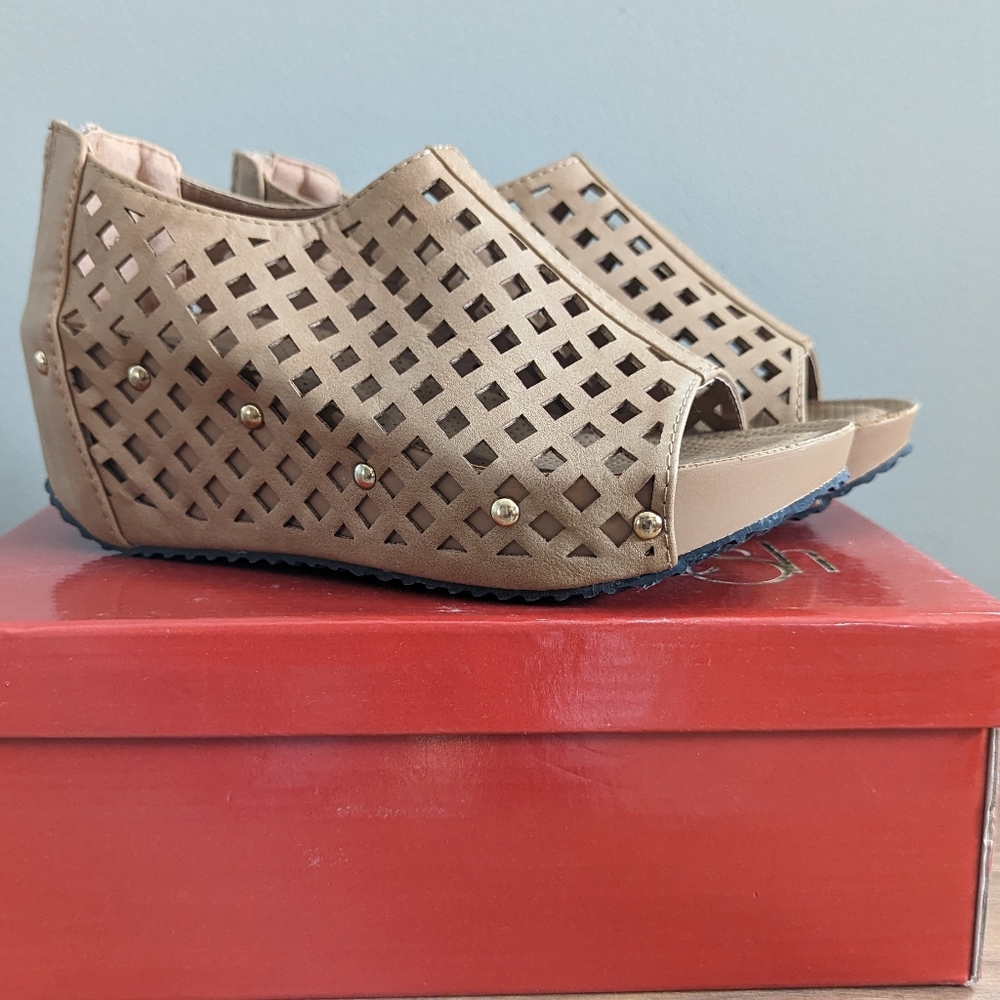 Refresh wedge tan size 6